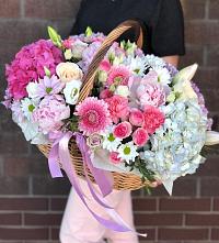 Цветочная композиция из Розы, Хризантемы, Пионы и Лизиантусы в корзине в Кирове