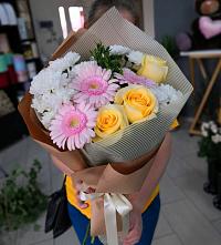Букет цветов из:  Герберы, Розы и Хризантемы в Кирове