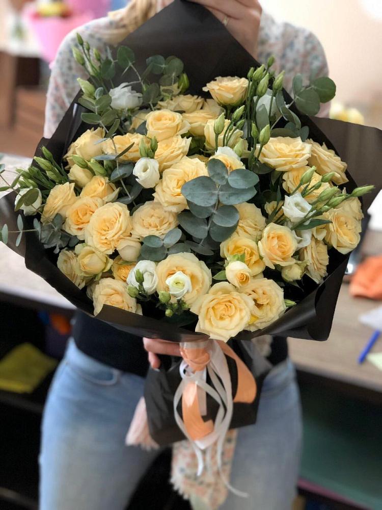 Букет птица счастья в Кирове Букет цветов из: Розы и Лизиантусы в Кирове