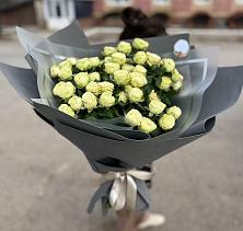Букет Белые кустовые розы Солинеро в Кирове
