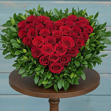 Цветочная композиция из Розы в виде сердца в Кирове