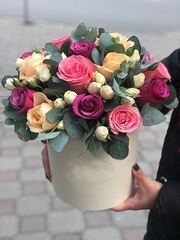 Цветочная композиция из Розы в шляпной коробке в Кирове