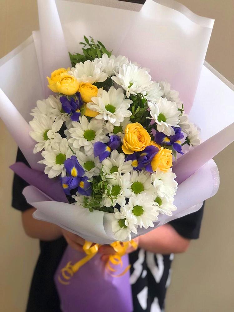 Букет цветов из: Ирисы, Хризантемы и Розы в Кирове