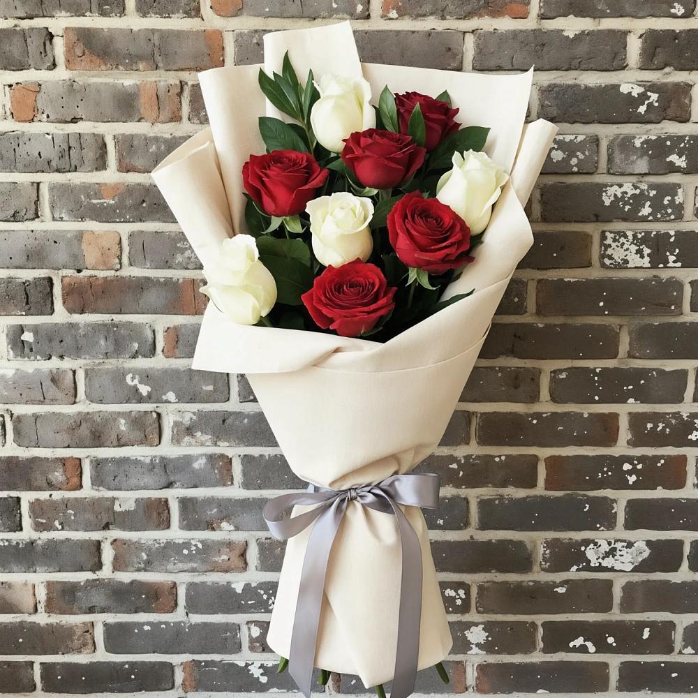 Букет красно-белые розы в Кирове Букет цветов из: Розы в Кирове