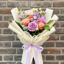 Букет цветов из:  Лизиантусы и Розы в Кирове